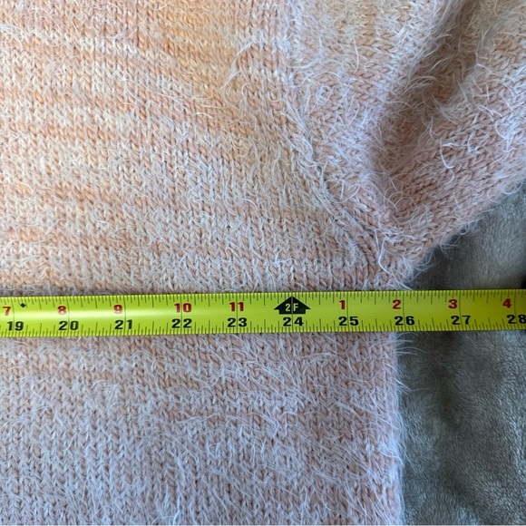 Show me your Mumu Fatima Turtleneck Sweater Size Small Pink Oversized Fuzzy Cozy - Picture 9 of 10